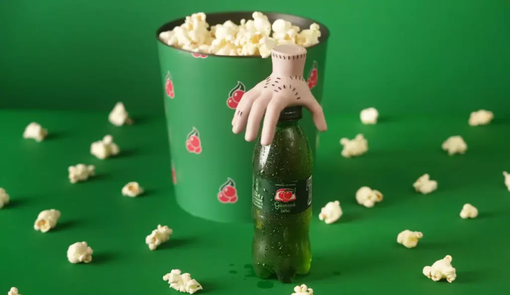 guarana antarctica maozinha 1392x806.jpg - Guaraná Antarctica lança caçulinha com Mãozinha de Wandinha e enlouquece fãs da série