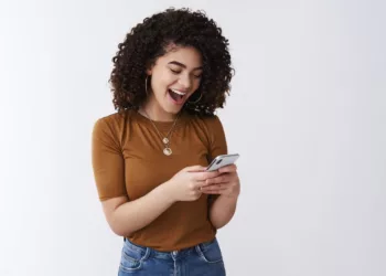 mexendo celular - WhatsApp testa verificação do Instagram e novos convites em grupos