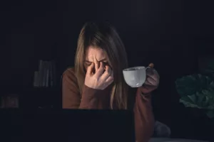 Tomar café depois das 9h pode estar sabotando sua energia — entenda o motivo