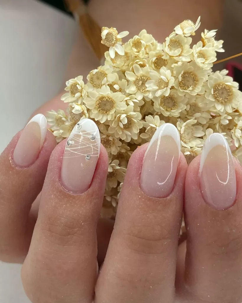 unhas noiva 4 - Unhas de noiva: inspire-se com ideias delicadas, modernas e românticas para o grande dia