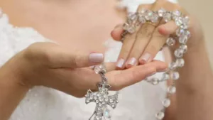 Unhas de noiva: inspire-se com ideias delicadas, modernas e românticas para o grande dia