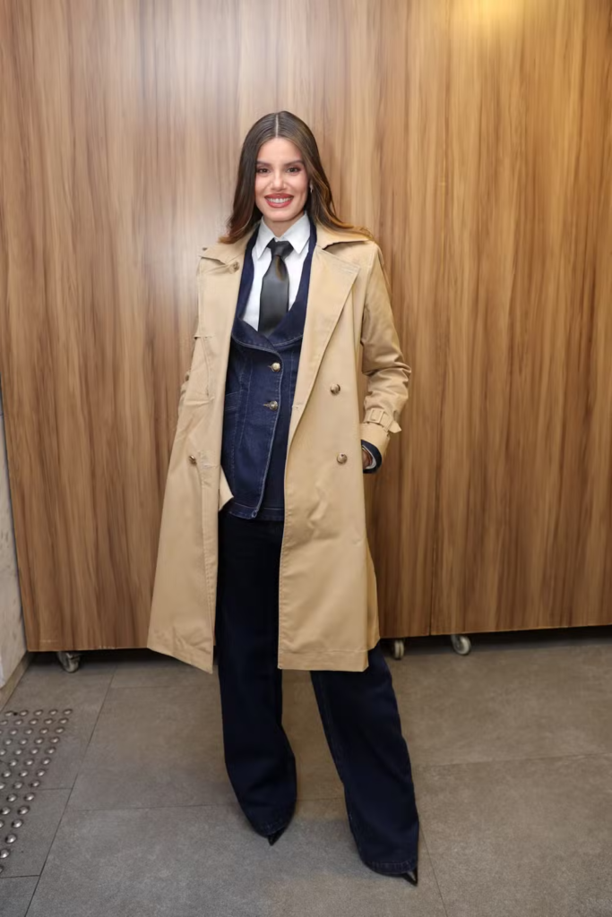 3v8a3299 - Corpcore: Camila Queiroz surge poderosa com terno jeans e gravata em evento de moda
