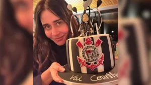 Alessandra Negrini celebra os 115 anos do Corinthians com estilo e carinho