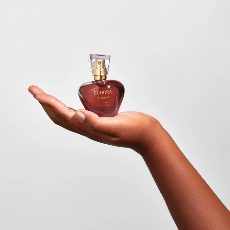 a06ee3cf c978 4661 b85f 260684914f81 kissme nude caramelo 50269 humanizada - Esses perfumes nacionais viraram queridinhos — e o motivo está no aroma inesquecível