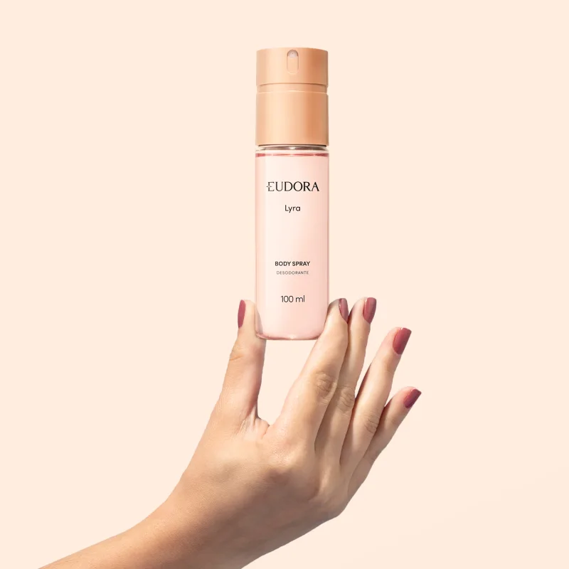 bca2e79b e341 4baf b50c eddff232b2a9 e58639 lyra body spray mao - Body Splash com cheiro de riqueza: leveza e sofisticação para o dia a dia
