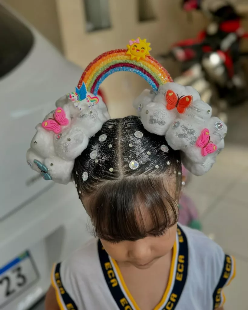 ideias de cabelo maluco para meninas - cabelo maluco de arco iris e nuvens