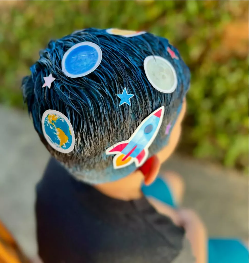 ideias de cabelo maluco para meninos - cabelo maluco de espaço com foguete