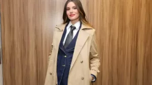 Corpcore: Camila Queiroz surge poderosa com terno jeans e gravata em evento de moda