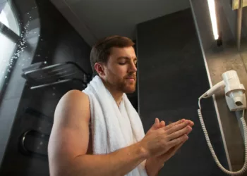 chuhveiro banho - Sonhar com chuveiro que para de funcionar: o que isso revela sobre suas emoções