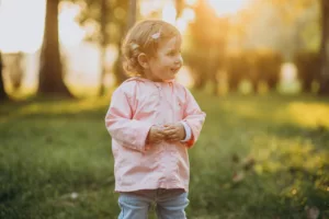 Sonhar com criança pequena é sinal de renovação? Veja o que esse sonho quer te mostrar
