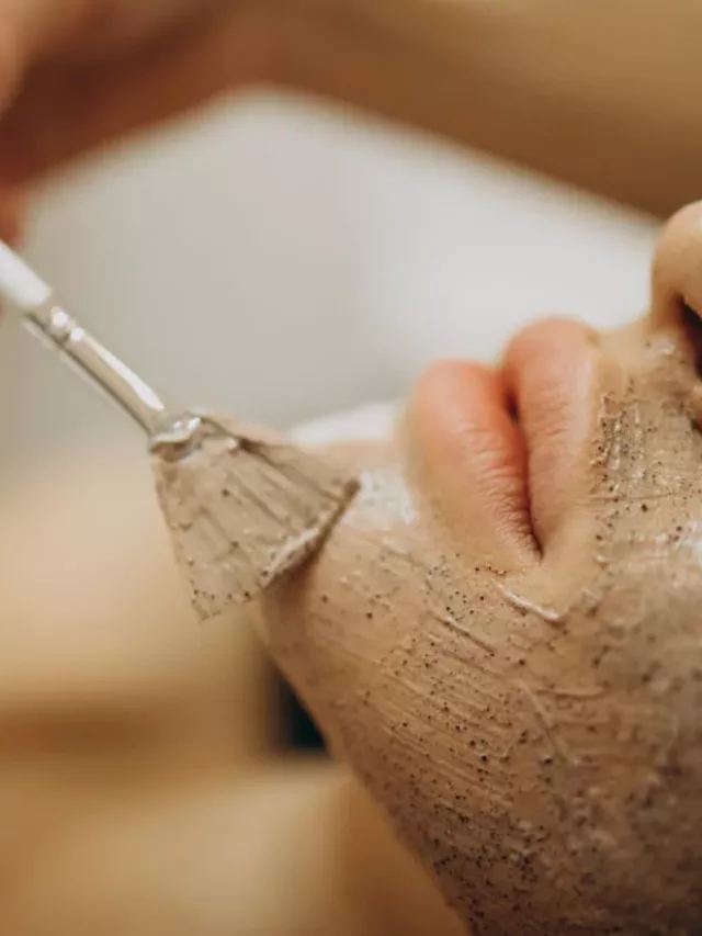 Pele renovada com segurança: o que você precisa saber antes de esfoliar