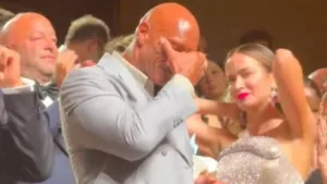 The Rock chora ao ser ovacionado em Veneza por filme que o fez perder quase 30 kg