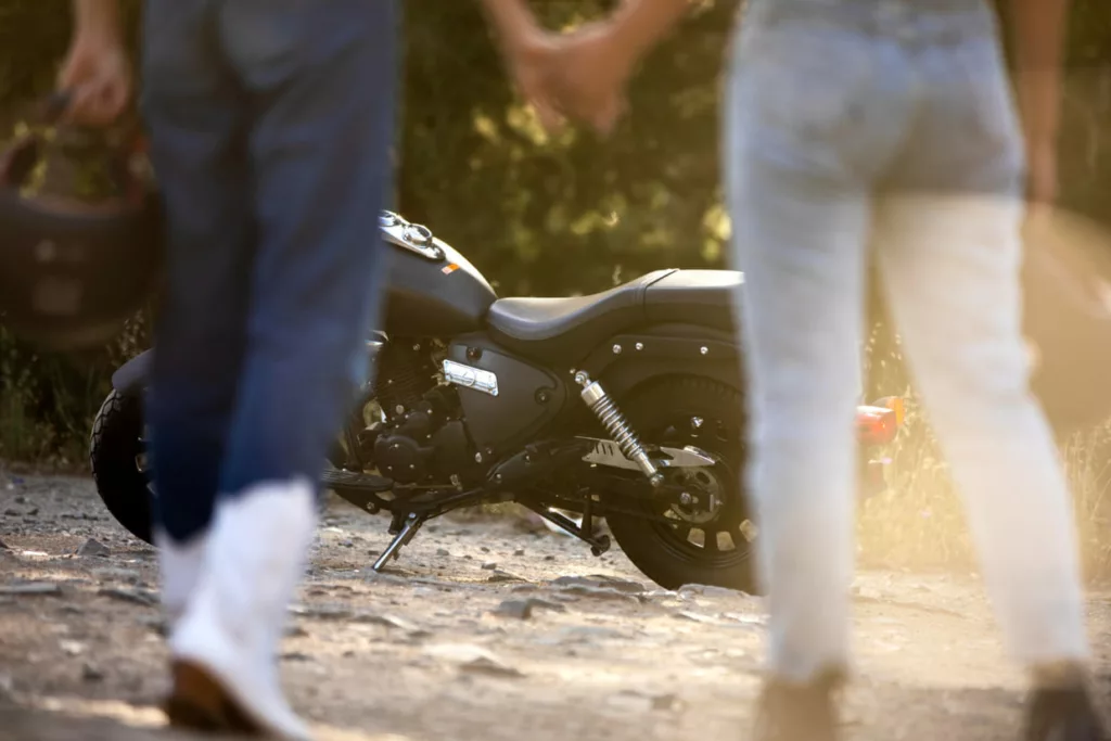 moto - Sonhar com acidente de moto pode revelar sinais sobre sua vida emocional, decisões impulsivas ou medos internos.