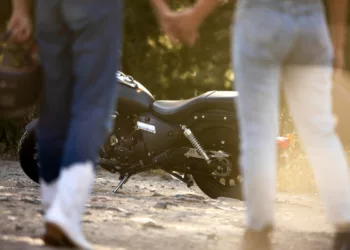 moto - Sonhar com acidente de moto pode revelar sinais sobre sua vida emocional, decisões impulsivas ou medos internos.