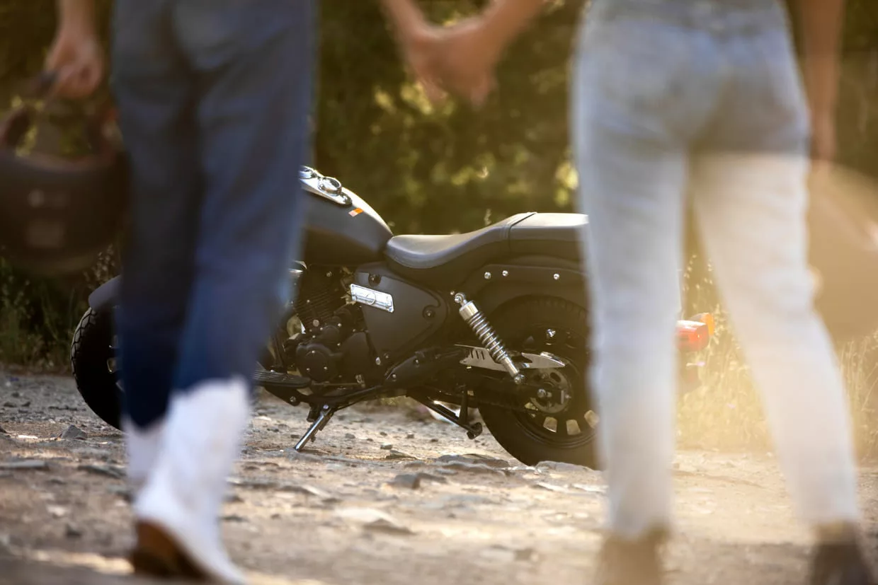 moto - Sonhar com acidente de moto pode revelar sinais sobre sua vida emocional, decisões impulsivas ou medos internos.