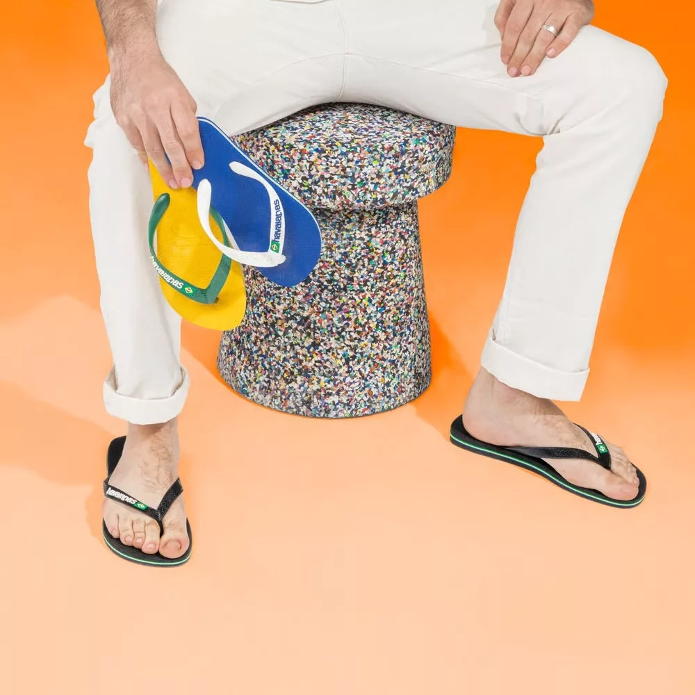 moveis havaiana - Do pé para a sala: Havaianas recicladas viram móveis cheios de estilo e propósito