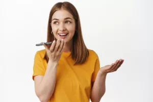 Pessoas que falam rápido: o que a ciência revela sobre essa característica?