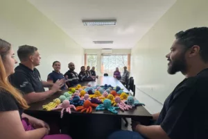 Polvinhos de crochê feitos por detentos viram gesto de carinho para crianças do Samu