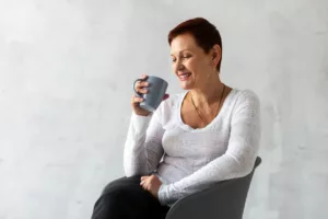 Dormir mal e tomar café para aguentar o dia pode estar causando sua enxaqueca, segundo estudo