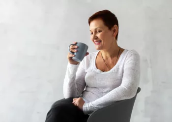 tomando cafe 1 - Café e longevidade: o hábito diário que pode prolongar a sua vida