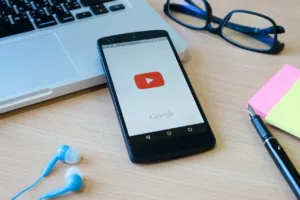 Brasil entra na era do YouTube Shopping com parcerias de peso