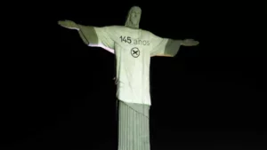 Cristo Redentor “vira modelo” da Hering em ação pelos 145 anos da marca