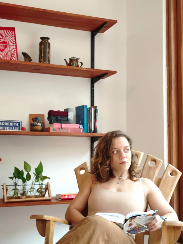 a torre 2 - Dia das Bruxas: “A Torre”, estreia literária de Thaís Alcoforado, usa o tarot como guia poético para falar de desmoronamento e libertação