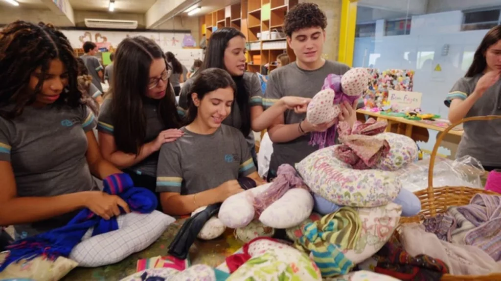 ab5cc9cd1cfe9e09c4da04c1f9cfff79 - Estudantes da Escola SEB levam conforto e esperança a pacientes com câncer de mama