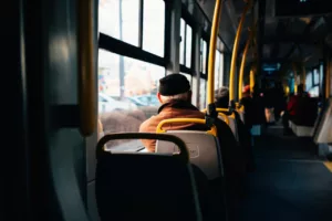 Sonhar com ônibus: o que esse tipo de sonho revela sobre seus caminhos e decisões