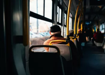 andando onibus - Sonhar com ônibus: o que esse tipo de sonho revela sobre seus caminhos e decisões