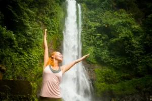 O que significa sonhar que está despencando de uma cachoeira?
