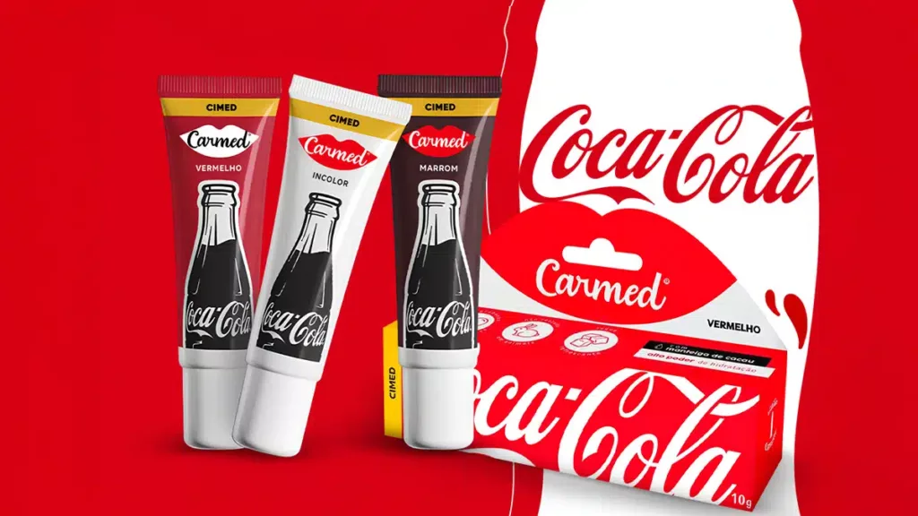 carmed coca.jpg - Carmed x Coca-Cola: duo lança hidratantes labiais em tons Vermelho e Marrom