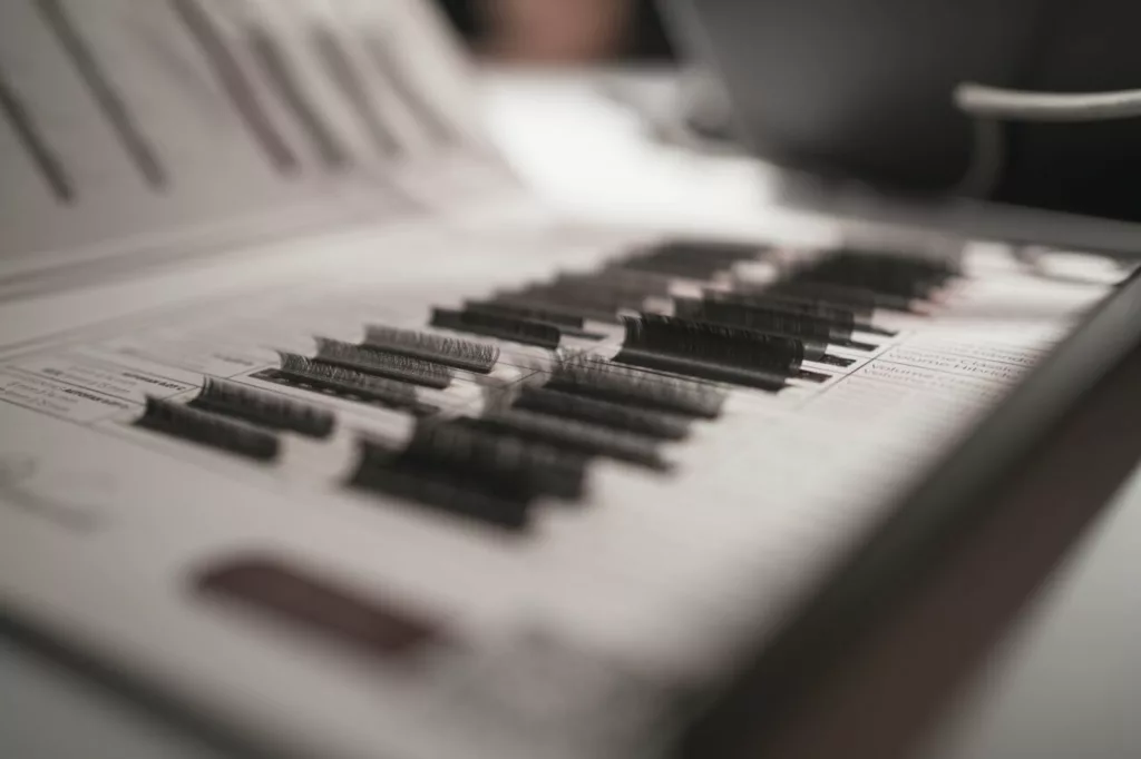 cilios - Cílios e sobrancelhas: como o autocuidado com o olhar movimenta bilhões no Brasil