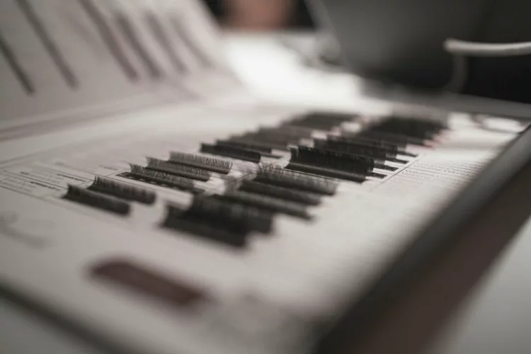 cilios - Cílios e sobrancelhas: como o autocuidado com o olhar movimenta bilhões no Brasil