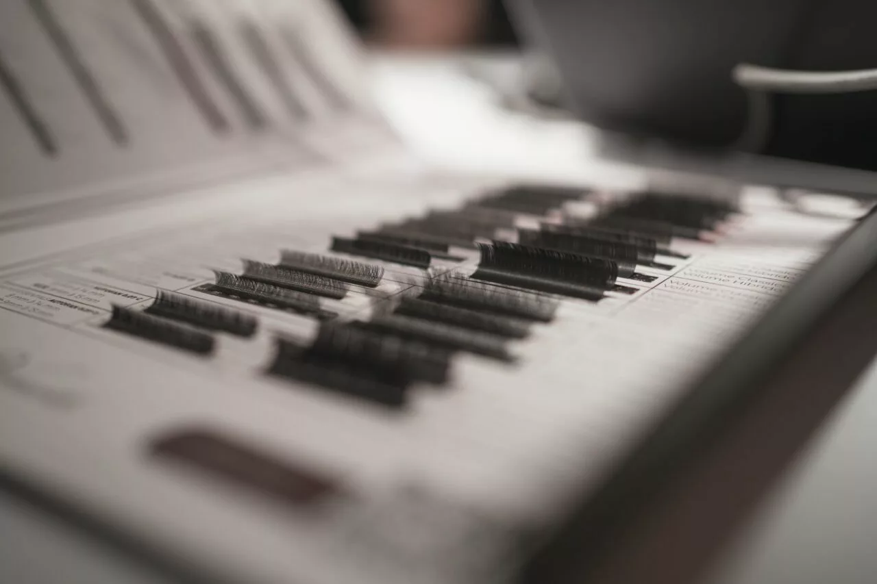 cilios - Cílios e sobrancelhas: como o autocuidado com o olhar movimenta bilhões no Brasil