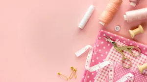 Costura é o novo autocuidado: hobby ganha força entre jovens cansados da vida online