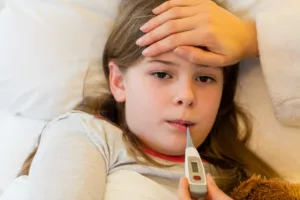 Febre infantil: o que dizem os novos critérios da pediatria brasileira