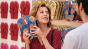 Todo mundo usa, todo mundo ama: Havaianas volta às origens com Fernanda Torres