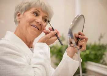 make senhora - Depois dos 50, sobrancelha é tudo: como dar volume, realçar o olhar e parecer mais jovem