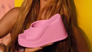 Melissa apresenta os hits do verão 2025 em campanha estrelada por Marina Ruy Barbosa
