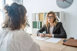 Mulheres vítimas de violência terão prioridade em empregos e cursos