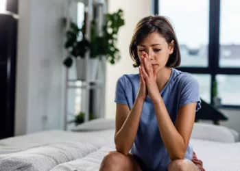 mulher triste - O que significa sonhar com pessoas falecidas?