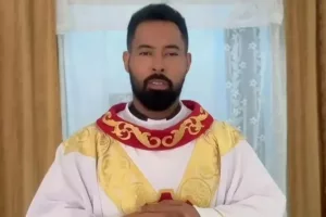 Padre é afastado após ser flagrado com noiva de fiel em casa paroquial