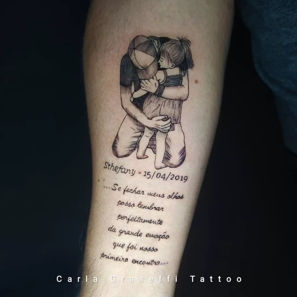 Tatuagem pai e filha no braço: lembrança e abraço
