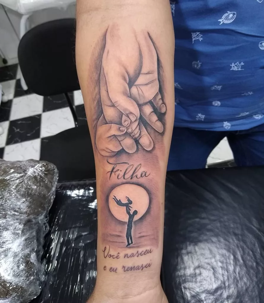 Tatuagem pai e filha no braço:: laços, maos dadas