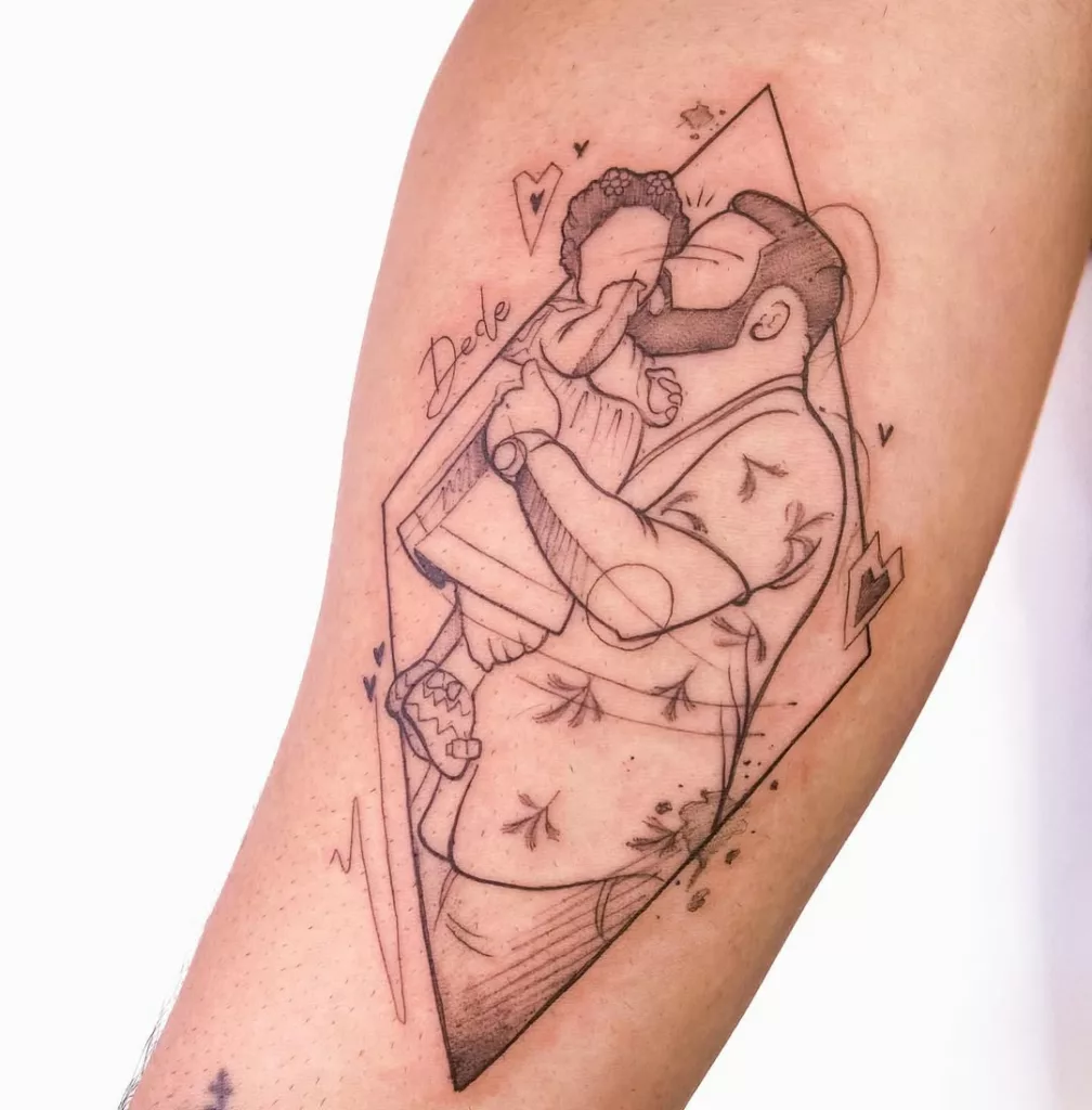 Tatuagem pai e filha no braço: segurando no colo