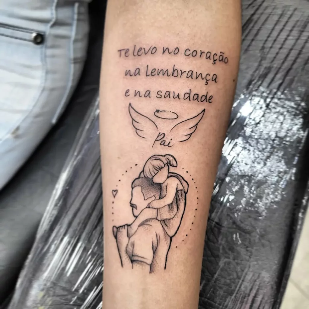 Tatuagem pai e filha no braço: mensagem de saudade