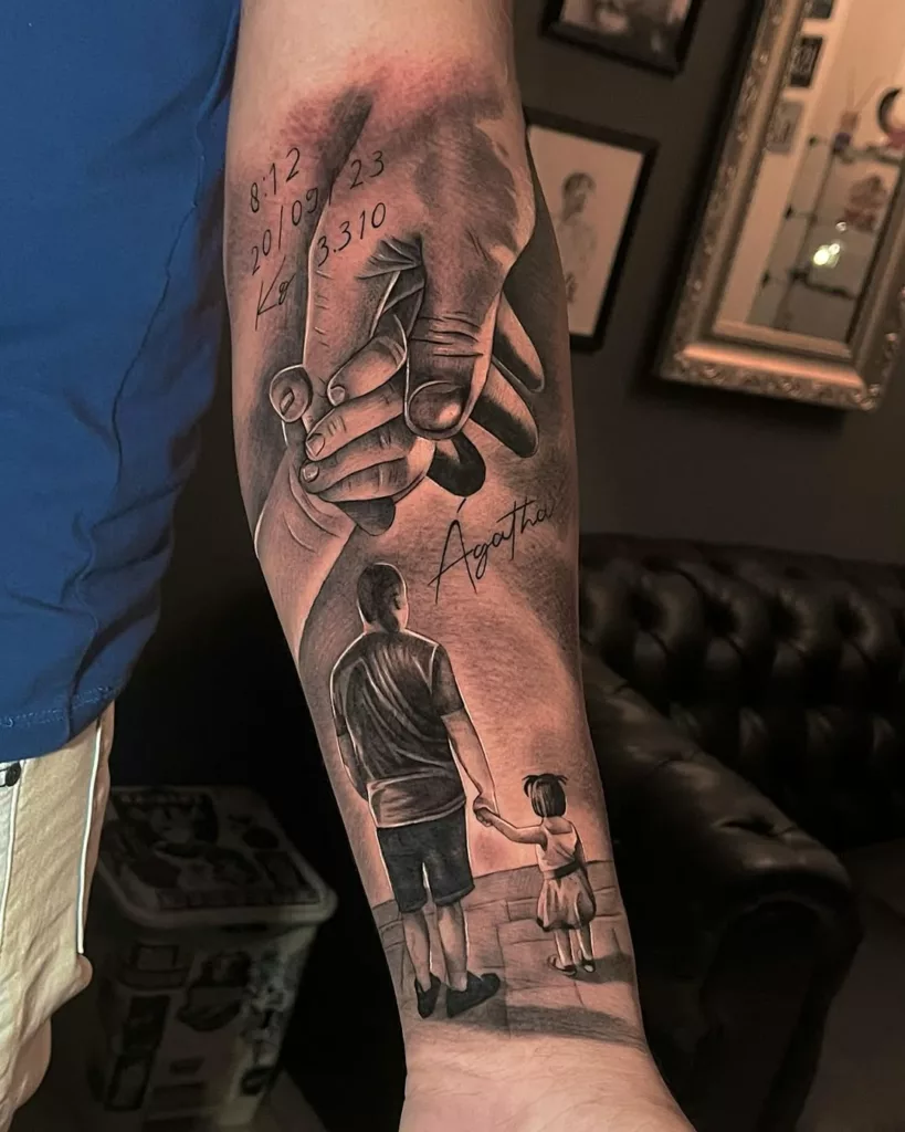 Tatuagem pai e filha no braço: segurando a mao da filha