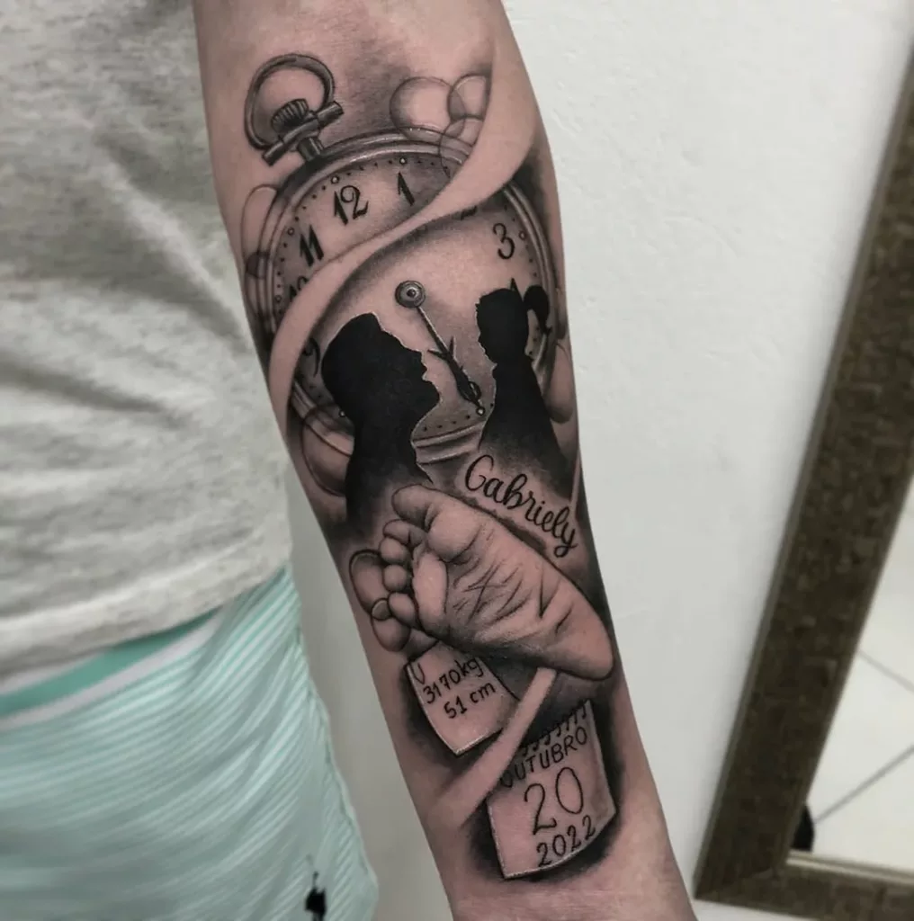 Tatuagem pai e filha no braço: tempo que pasou