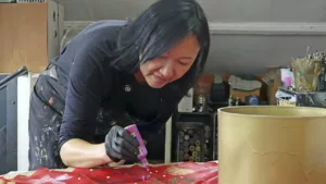 Natal de Curitiba ganha figurinos pintados à mão com arte de Sandra Hiromoto